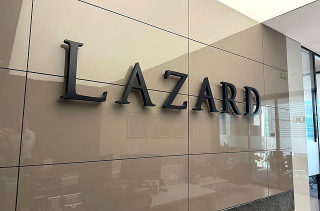 3D letters on a glass wall – Investment bank · drilled and fixed on site