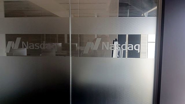 Frosted logo band on glass – Financial services · glass manifestation