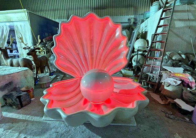 Giant LED pearl shell – 5-star hotel · colour-changing LED lighting