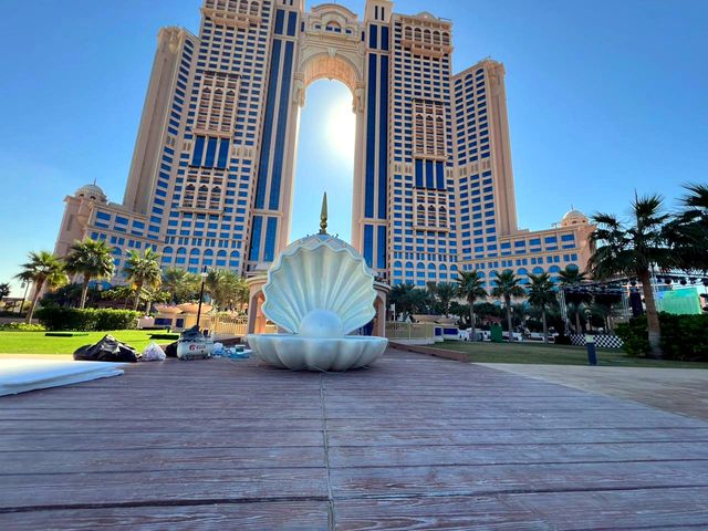 Pearl shell photo spot – 5-star hotel · installed on the promenade